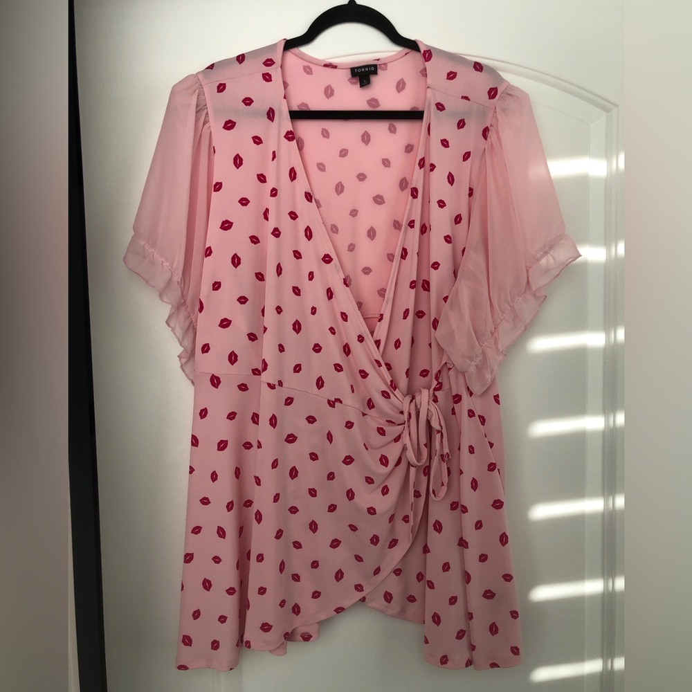 Torrid pink kiss print wrap top